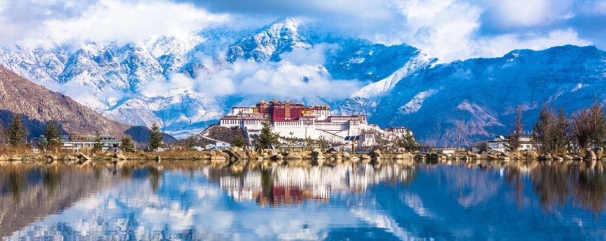 西藏拉萨旅游攻略:朝拜布达拉宫圣境,逛八廓街转经,解锁日光城的神圣与烟火 西藏拉萨旅游攻略:朝拜布达拉宫圣境,逛八廓街转经,解锁日光城的神圣与烟火