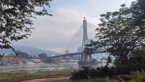 位于景洪澜沧江南岸，从老大桥一直到龙舟广场，是一条优美的步行