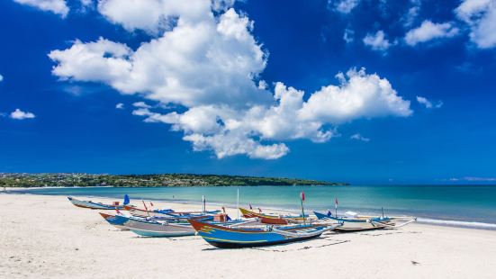 金巴兰海滩这个海滩位于巴厘岛上，是十分纯洁干净的一个海滩，占
