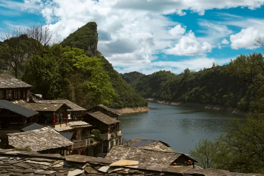 鎮山村