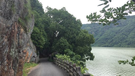 富春江国家森林公园依富春江及江边老县道而建，老县道已经改为了