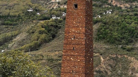 古碉楼是嘉绒藏族建筑的杰作，距今已有千年历史。古碉的建筑年代