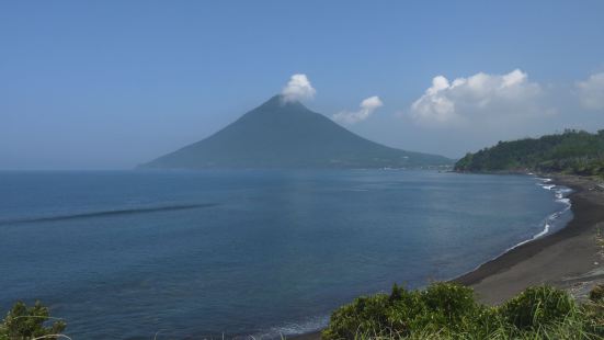 日本的鹿儿岛，有一个樱岛，上面的山是火火山，经常有少量喷发，