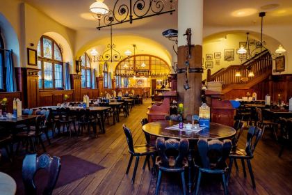 WEISSES BRÄUHAUS IM TAL