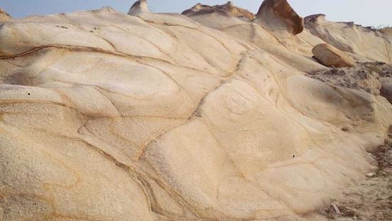 六鳌半岛最大特色是抽象画廊：星罗棋布的花岗岩石蛋, 形象逼真