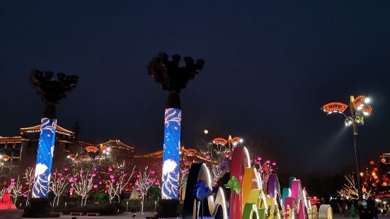 热门，春节期间人多，夜景灯光秀很美，还有各色表演，广场步行街