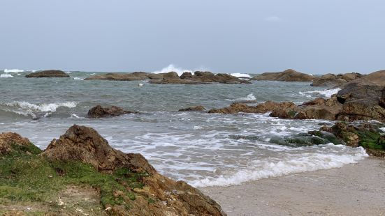 这里完全符合大众对海景的认知，巨石、海浪、沙滩、灯塔、风车一