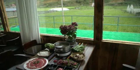 秋牧曉築民宿（新都橋店）·秋牧私房菜（西式藏餐廳）