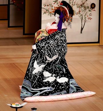 KABUKI KIMONO: Costumes of Bandō Tamasaburō V | Ashmolean Museum