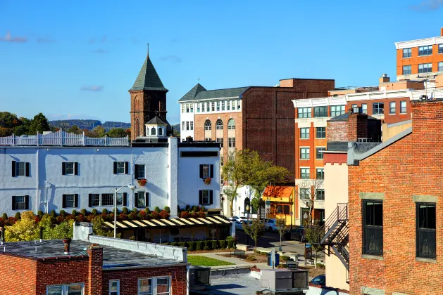 Hotels in Edison With Swimming Pools