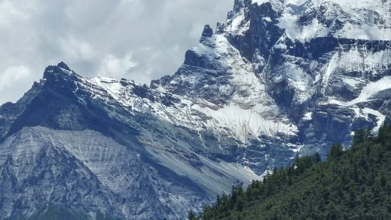 仙乃日神山是亚丁三怙主神山之一，观音菩萨的化身，海拔最高，在