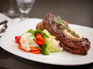 Vee Restaurant & Lounge