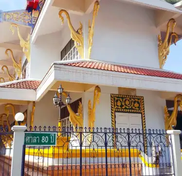 Các khách sạn gần Wat Thepsirintrawat Ratchaworawihan