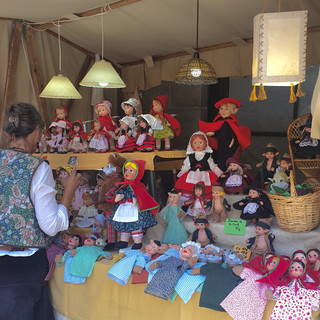 [Pontedeume during the festival🤹]
Have you heard of Pontedeume? It's located in the province of La Coruña, in the autonomous community of Galicia, Spain! When I visited, a festival was taking place in the main street, selling handicrafts made by local artisans :)🧸🎎
And since it's a local festival, food was a must! You'll find buskers, delicious snacks, and cozy bars all over the streets. And that means there are tons of people :)
For reference, I visited in mid-July! If you want to experience a fun festival in the hot summer, come visit!🔥

#SpainTravel #Spain
#TravelDestinationOfLife #2019Travel #VacationTravel #SafeTravel #CityTravel