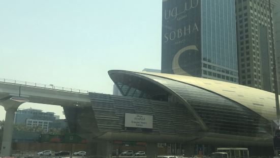 迪拜这座城市是以土豪，奢华著称的，遍地的高楼大厦，动辄植入云