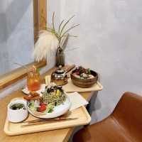 木屋日系Café，超大玻璃窗前面用餐打卡