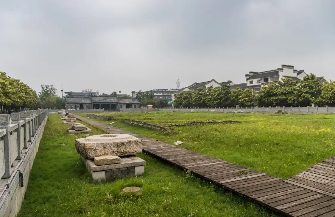 Hotels near Caoyun Square
