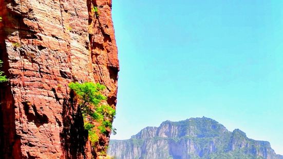 紅岩大峽谷，這裡是界於山西陵川王莽嶺和郭亮之間的。全長近乎2