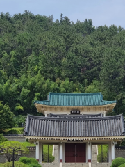 Chungnyeolsa Shrine