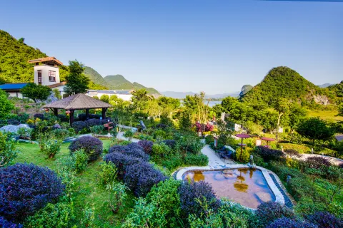 Baojing Palace Swan Lake Hot Spring Hotel