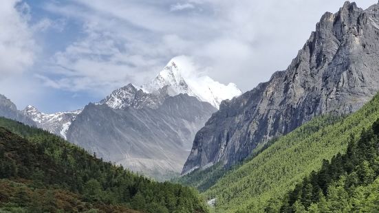 夏诺多吉是亚丁三怙主神山之一，是金刚手菩萨化身，专门惩恶扬善