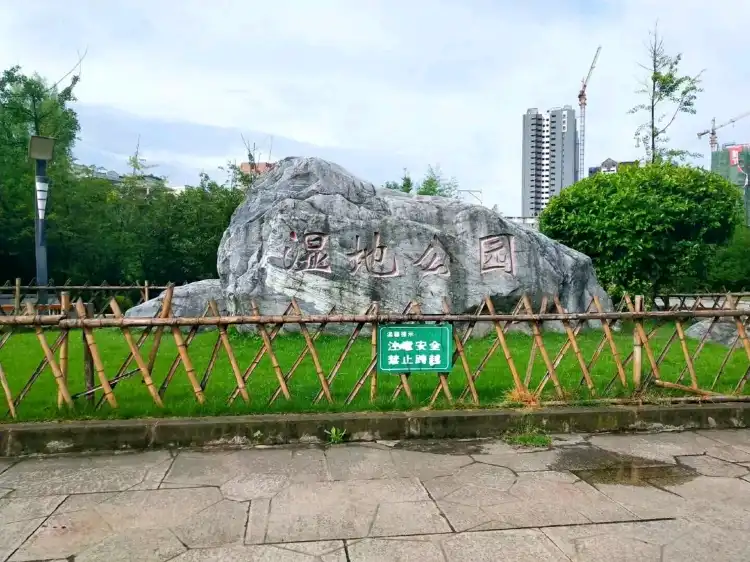 Hotel dekat Yingshan Bus Passenger Transport Station