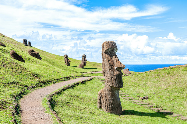 ラノ・ララク旅行ガイド: モアイ像が生まれた神秘的な採石場 | Trip