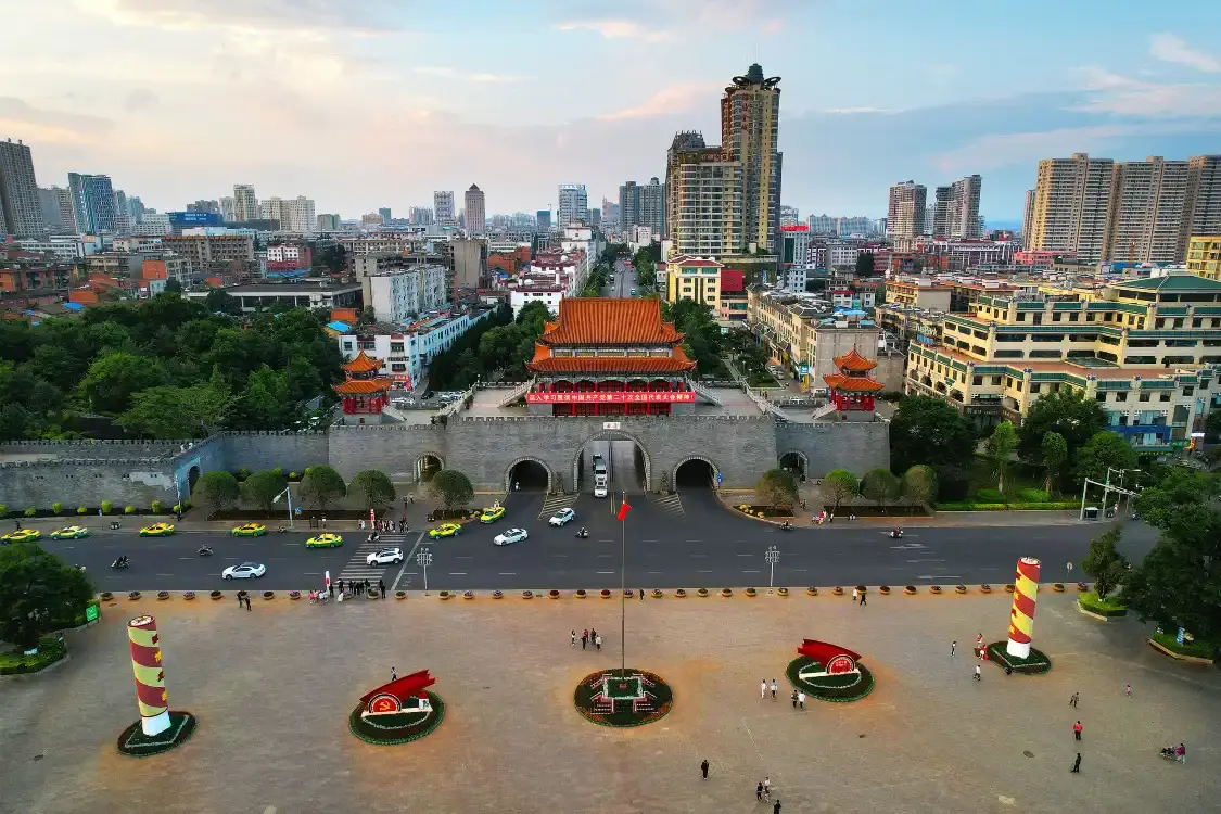 Hotels near Qujing South Gate
