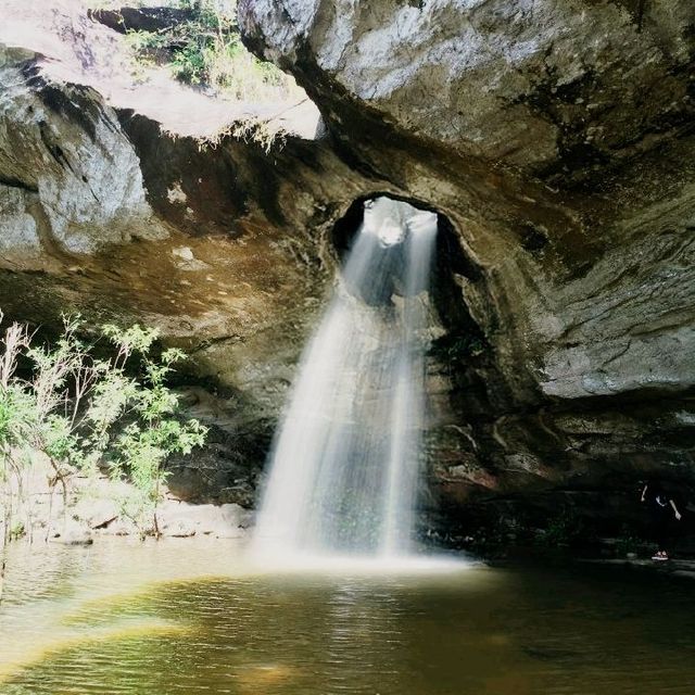 น้ำตกแสงจันทร์ จ.อุบลราชธานี
