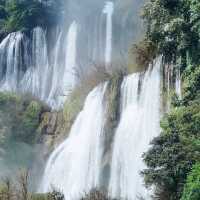 น้ำตกงามอลังการในหุบเขา