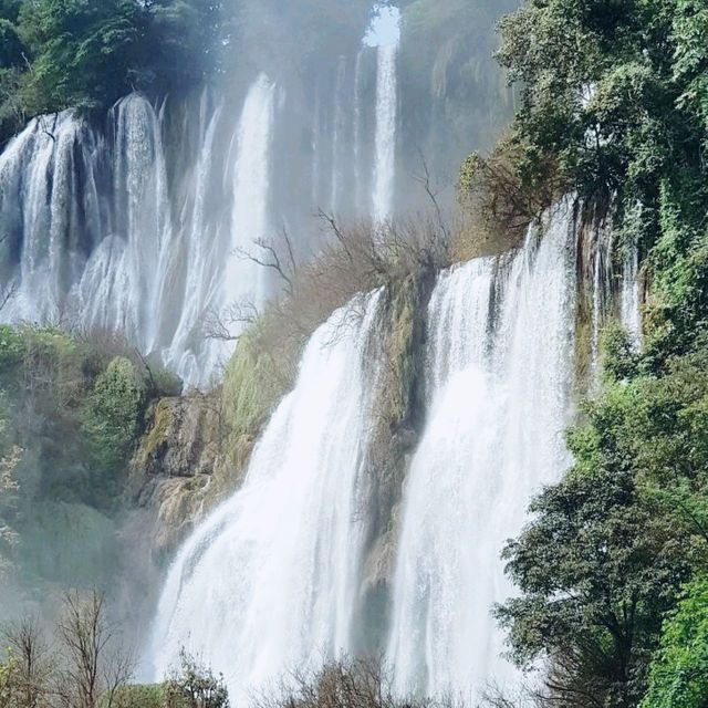 น้ำตกงามอลังการในหุบเขา