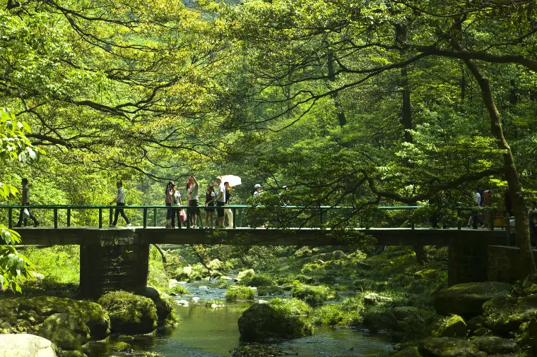 China Holiday Travel: Scenic Natural Landscapes