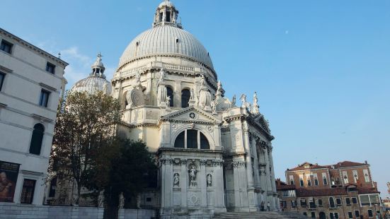 圣母堂坐落于威尼斯南部，在陆地向东的突出部，这里可以说是威尼