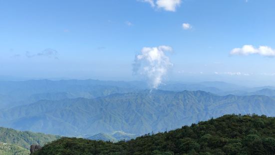 山頂很涼快，夏天可以在山頂搭帳篷看星星過夜，非常不錯。但船底