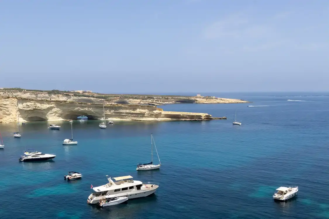 Hotels near Il-Ħofra l-Kbira
