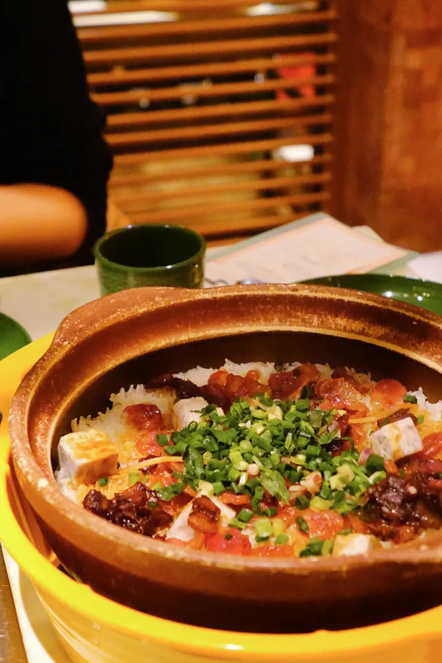 深圳椰子雞餐廳的臘味煲仔飯