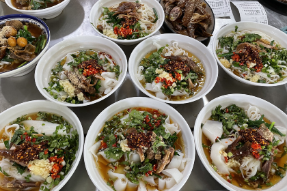 弥勒竹园甩三碗卤鸡店