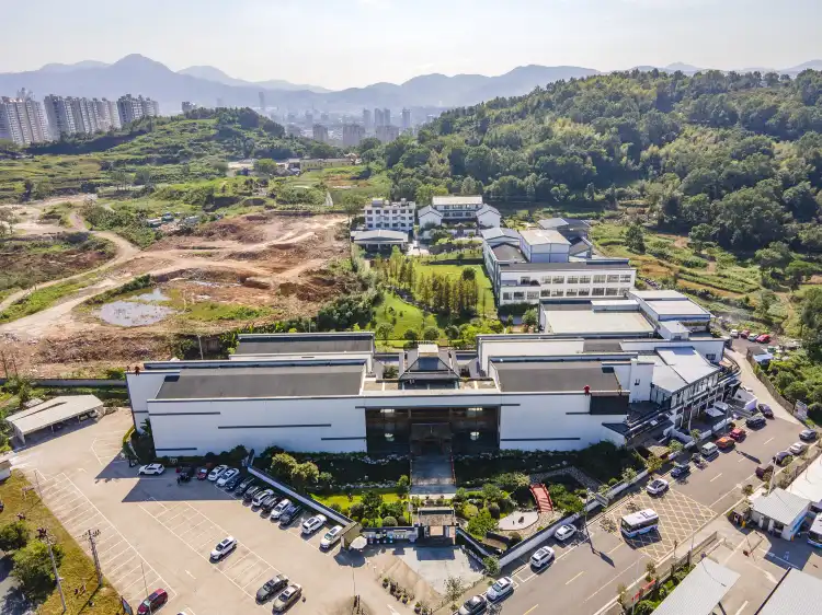 Hotels near Dongfang Art Museum