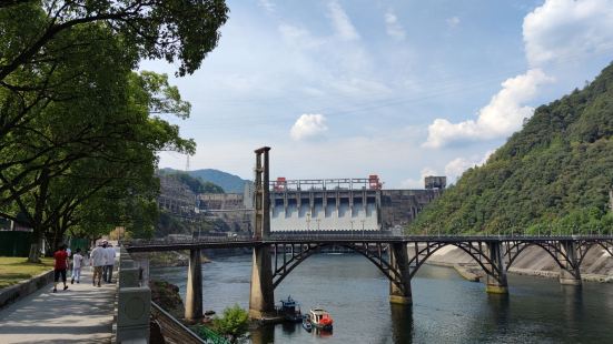 新安江水電站位於浙江省杭州市建德縣原銅官鎮附近，在錢塘江水系