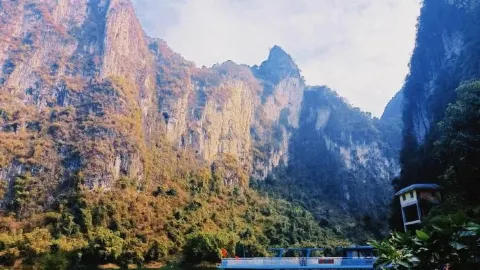 แม่น้ําสระว่ายน้ําขนาดเล็กสาม Gorges attraction in เหอฉี