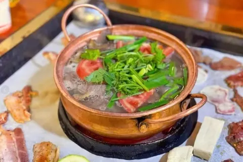Tsing Moon kitchen
