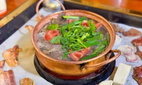 Tsing Moon kitchen