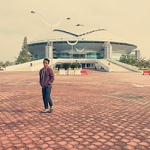 Stadium tertutup gong badak