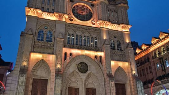 武汉光谷的多莫大教堂为典型的哥特式风格，设计灵感来自于意大利