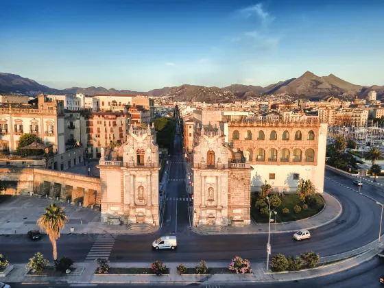 Отели рядом с достопримечательностью «Регіональний археологічний музей Антоніо Салінаса»