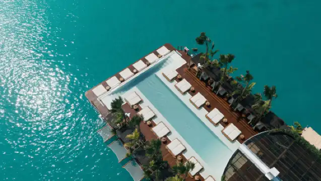 泰國普吉島 YONA 尤娜漂浮海上酒吧／俱樂部／出海泳池