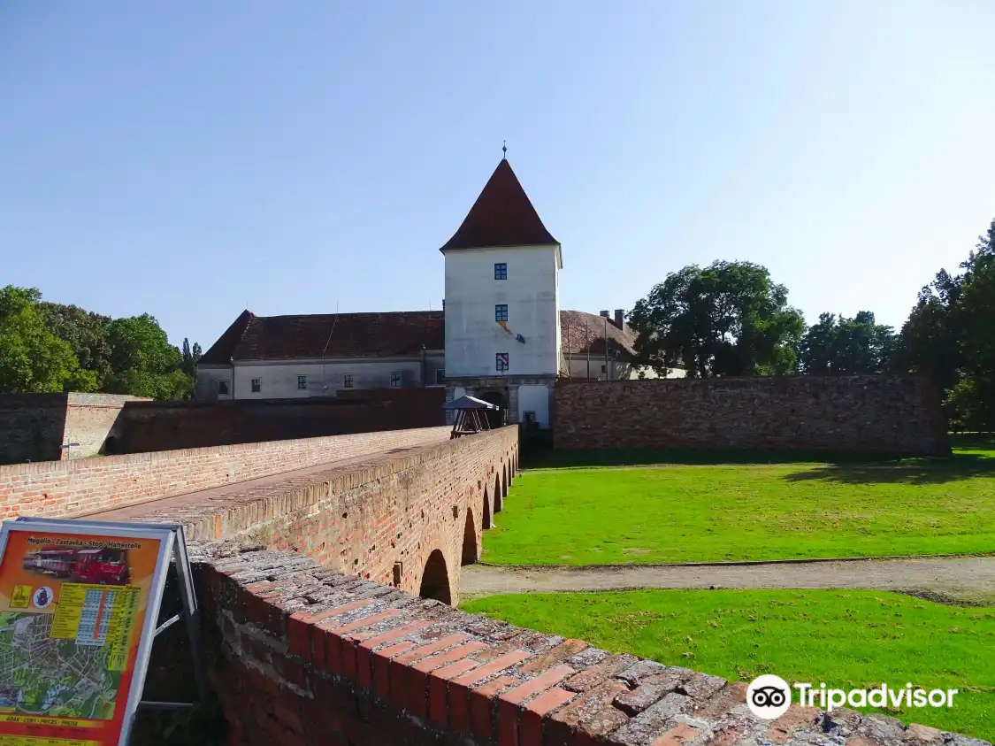 Hotels near Nádasdy castle