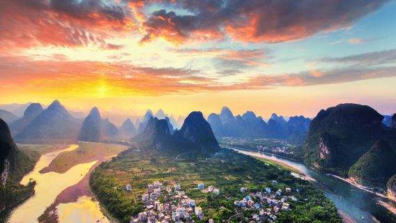 Private Day Tour of Relaxing Li River Cruise with the 4 Star Luxury Boat VIP Room