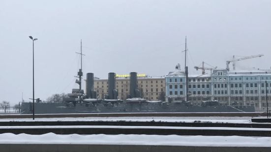 旅游去到俄罗斯，这一站来到了圣彼得堡。我们跟着旅游团住进了圣