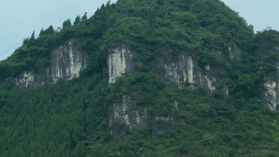玉屏山位于四川洪雅县西南30公里，景色宜人，空气清新，自然，